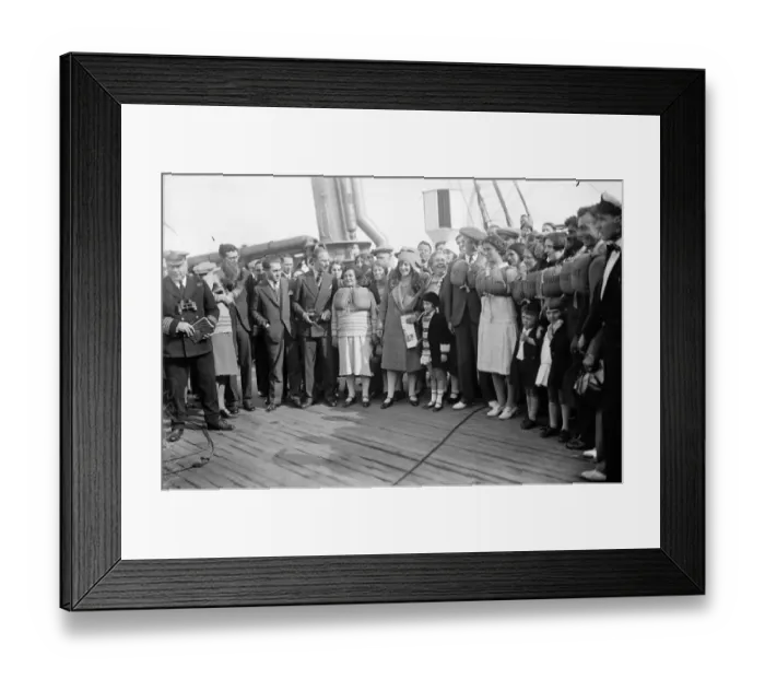 Framed Print : Mr Ramsay MacDonald on his way to America. After being delayed by fog for two hours Framed Print : Mr Ramsay MacDonald on his way to America. After being delayed by fog for two hours