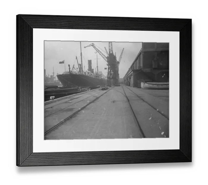 Framed Print : Roman Star arrives at King George 5 dock, Explosion during voyage from South Framed Print : Roman Star arrives at King George 5 dock, Explosion during voyage from South