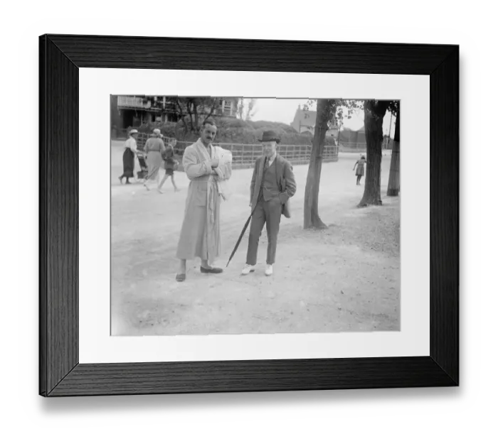 Framed Print : Holiday makers at Birchington - on - sea, Kent. Captain Ridge Jones chatting to