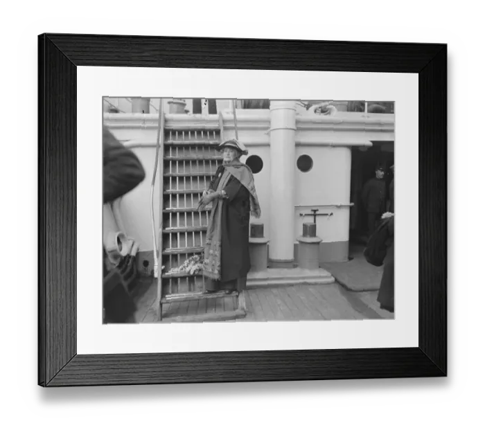 Framed Print : Miss Ellen Terry at Tilbury leaving for Australia 21 January 1923 Framed Print : Miss Ellen Terry at Tilbury leaving for Australia 21 January 1923