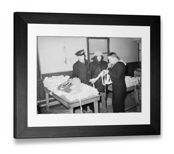 Framed Print : Men of the merchant navy recieving instruction in gunnery at an East London instructional battery