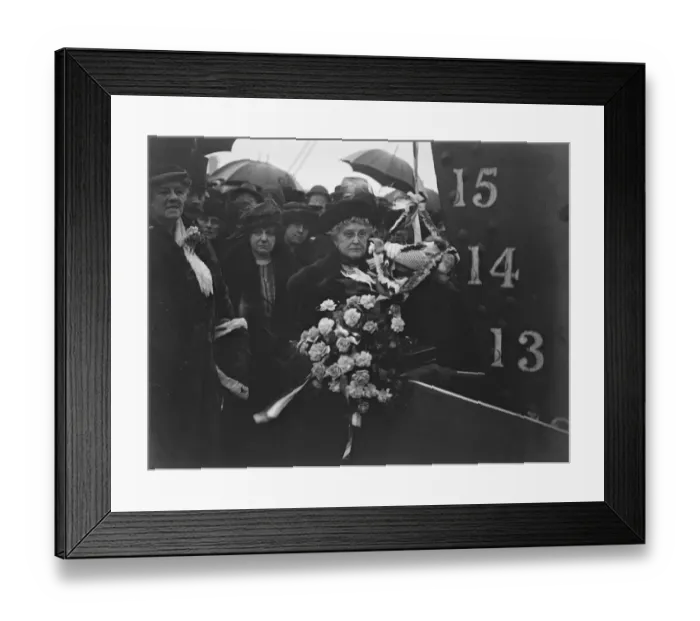 Framed Print : New Cunard Liner Samaria launched at Birkenhead Mrs Beasley, wife of J H Beasley Esq