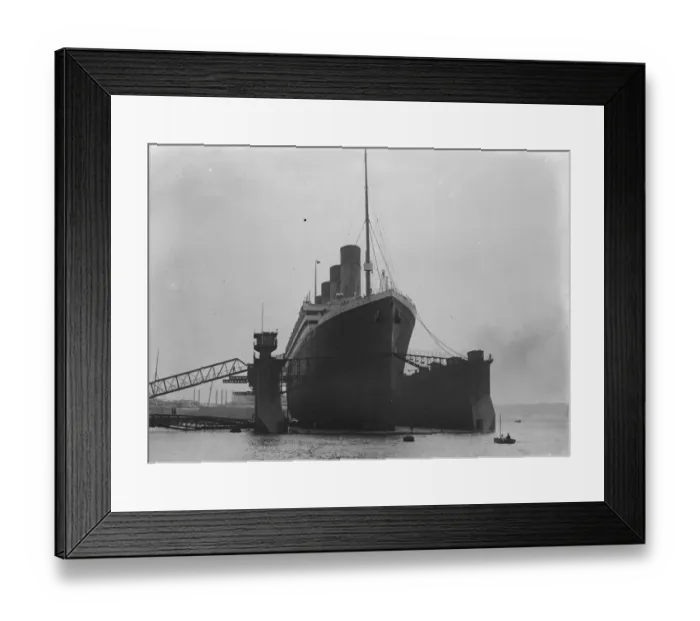Framed Print : Olympic enters Southamptons huge floating dock. A bow view of the liner in dock Framed Print : Olympic enters Southamptons huge floating dock. A bow view of the liner in dock