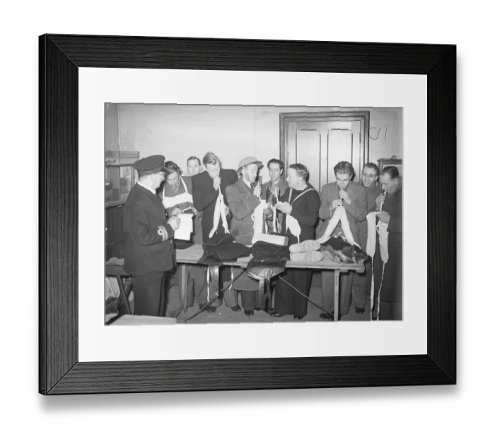 Framed Print : Men of the merchant navy recieving instruction in gunnery at an East London instructional battery Framed Print : Men of the merchant navy recieving instruction in gunnery at an East London instructional battery