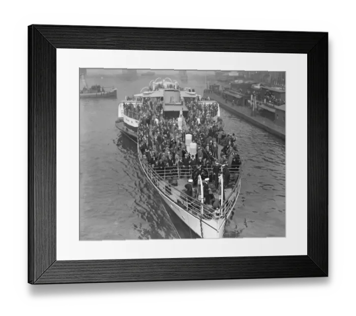 Framed Print : The Crested Eagle leaving London Bridge for Margate 22 May 1926 Framed Print : The Crested Eagle leaving London Bridge for Margate 22 May 1926