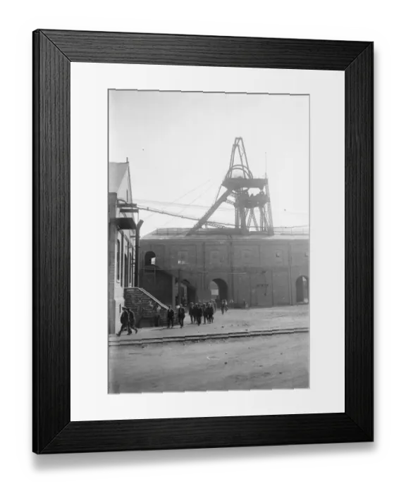 Framed Print : First wages paid out to Midland miners since dispute began. Miners leaving the Clipston Pit