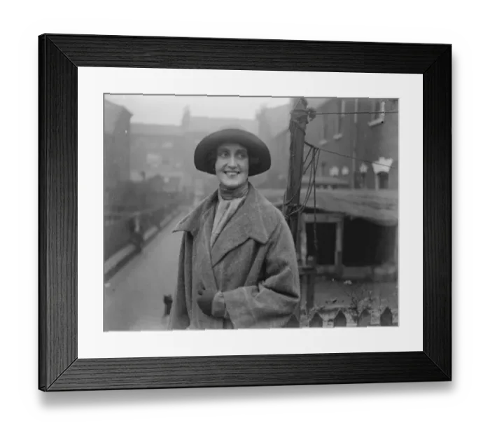 Framed Print : Lady Cynthia Mosley who is assisting her husband, Mr Oswald Mosley, the Labour