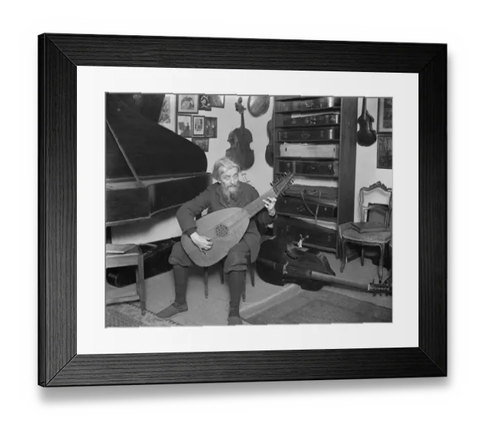 Framed Print : Preparing for Haslemere Festival of old chamber music. Famous family who make old Framed Print : Preparing for Haslemere Festival of old chamber music. Famous family who make old