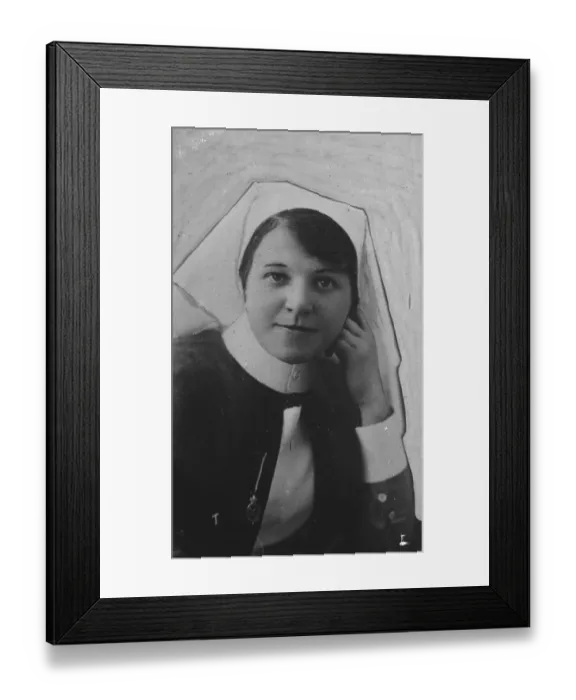 Framed Print : Nurse Eva Allan, at present attached to a Nurses Institute at Cardiff, who nursed Mrs Armstrong Framed Print : Nurse Eva Allan, at present attached to a Nurses Institute at Cardiff, who nursed Mrs Armstrong