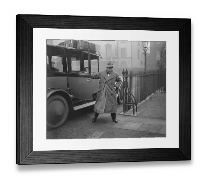 Framed Print : Prime Minister David Lloyd George arriving back at 10, Downing street this afternoon Framed Print : Prime Minister David Lloyd George arriving back at 10, Downing street this afternoon