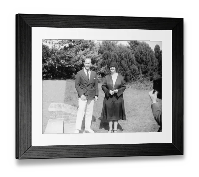 Framed Print : Ex - King and Queen of Greece join in preparation for Cromers fete and carnival