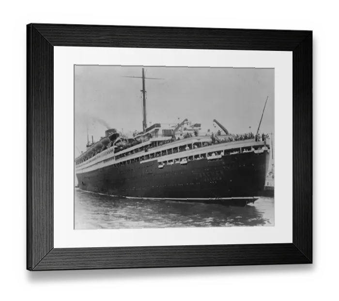 Framed Print : The German ocean liner, SS Bremen, cheered on her arrival at New York, USA Framed Print : The German ocean liner, SS Bremen, cheered on her arrival at New York, USA