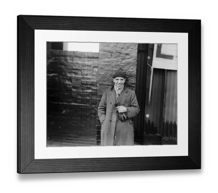 Framed Print : Mr M W Piercey wins the ?2000 prize in the light aeroplane trials at Lympne Framed Print : Mr M W Piercey wins the ?2000 prize in the light aeroplane trials at Lympne
