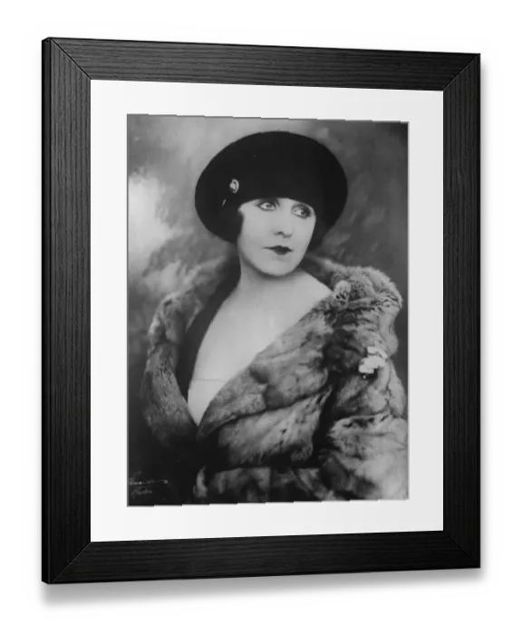 Framed Print : Lady Drummond Hay as passenger in Zeppelins Atlantic flight. 11 October 1928 Framed Print : Lady Drummond Hay as passenger in Zeppelins Atlantic flight. 11 October 1928