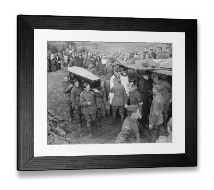 Framed Print : Funeral of the zeppelin crew at Potters Bar. 5 October 1916