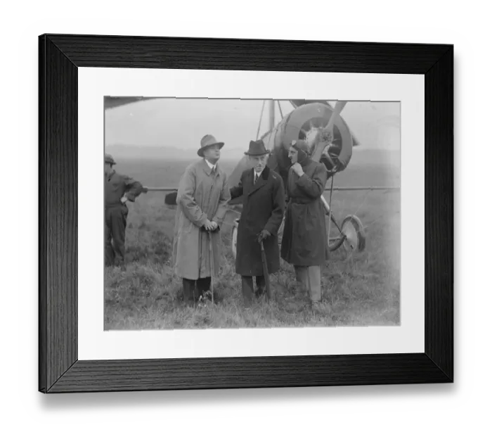Framed Print : The autogiro demonstrated at Farnborough. Mr Courtney, the famous test pilot Framed Print : The autogiro demonstrated at Farnborough. Mr Courtney, the famous test pilot