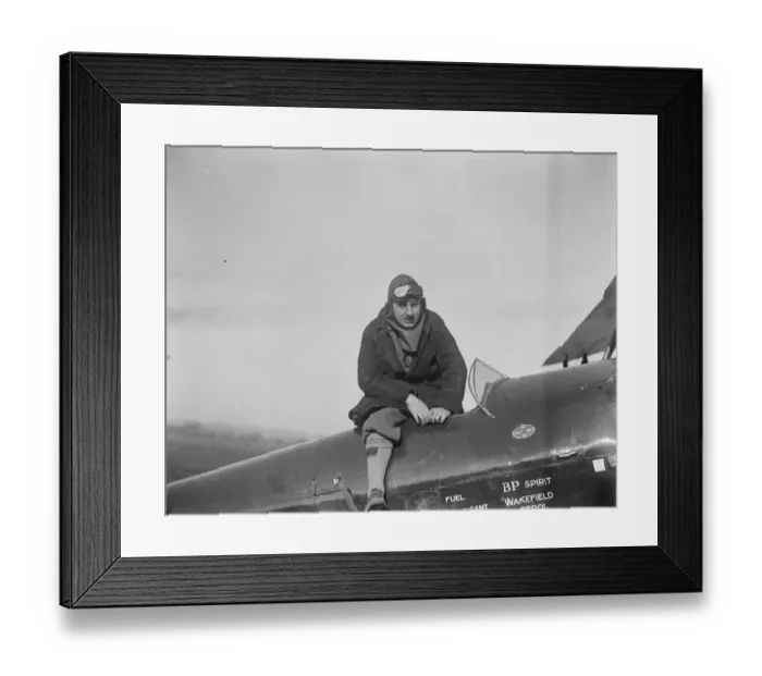 Framed Print : Mr A J Cobham demonstrates a De Haviland machine at Stag Lane Aerodrome, Edgware