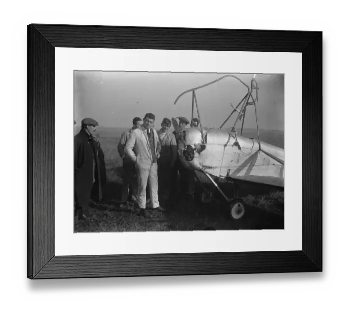 Framed Print : R 33 Experiment. Aeroplane leaves airship during cruise. Squadron Leader de Haig Framed Print : R 33 Experiment. Aeroplane leaves airship during cruise. Squadron Leader de Haig