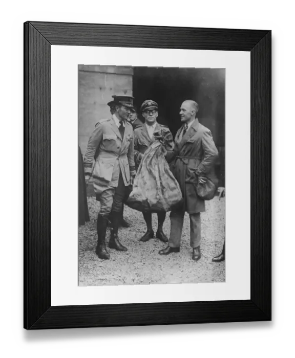 Framed Print : Commander Byrd and his three companions arrive at the Gare St Lazare after their