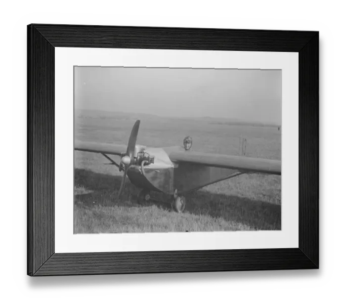 Framed Print : Gliders in flight at Lympne. Mr F P Raynham in the monoplane which he flew at Lympne