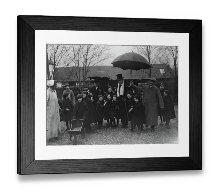 Framed Print : The Bishop of Bristol spends his 84th birthday with the London children suffering Framed Print : The Bishop of Bristol spends his 84th birthday with the London children suffering