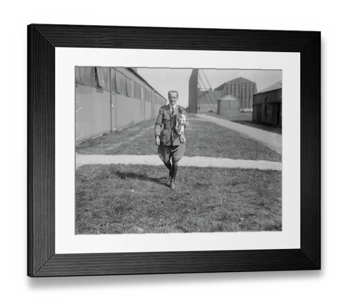 Framed Print : Amundsens airship arrives at Pulham. Col Nobile and his dog Titina. 12 April 1926