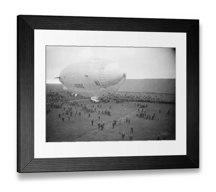 Framed Print : Amundsens airship arrives at Pulham. The arrival of the Norge at Pulham