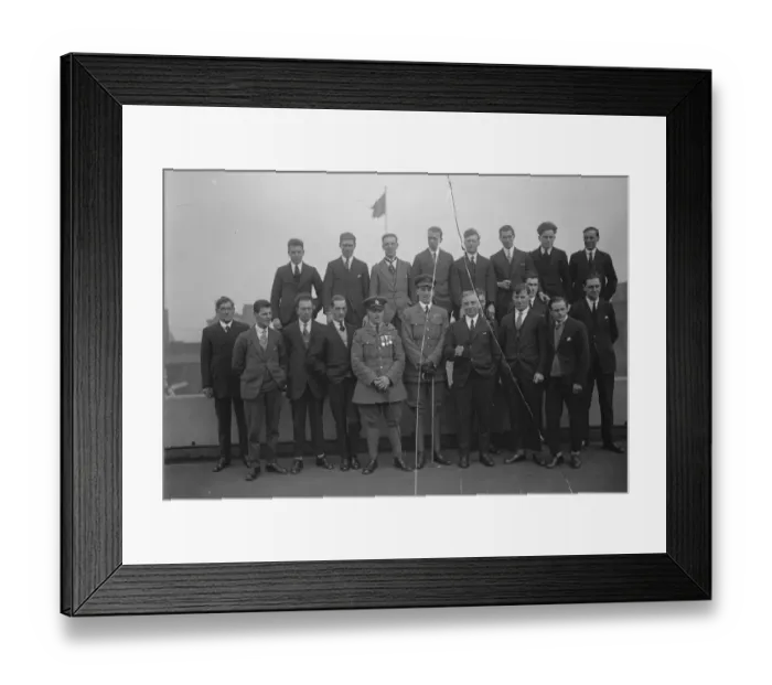 Framed Print : The crew of the R 33 pays a visit to the air ministry 28 April 1925 Framed Print : The crew of the R 33 pays a visit to the air ministry 28 April 1925