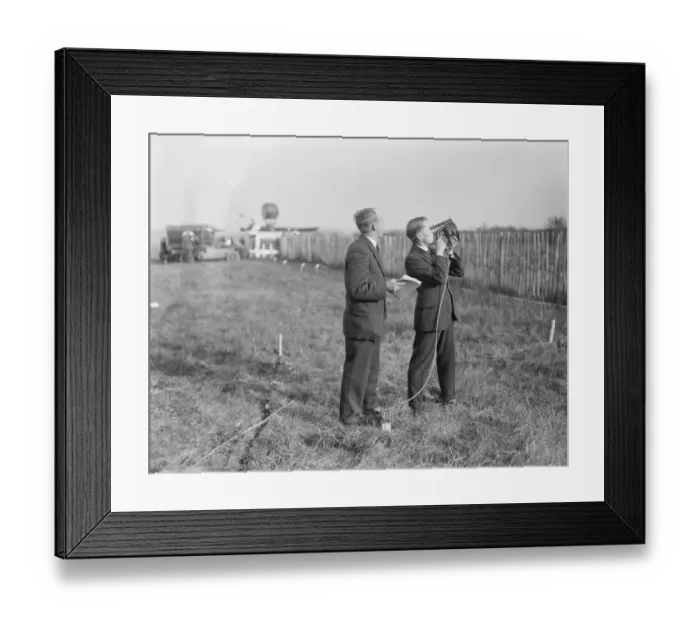 Framed Print : Air Conference Chiefs Visit Croydon Aerodrome Signalling to R 32 Airship which hovered