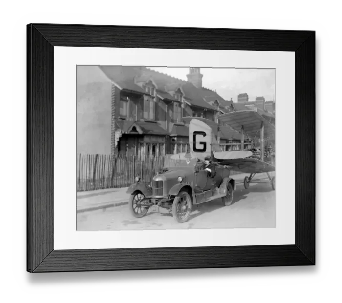 Framed Print : The Moth baby aeroplane, from the De Haviland Aerodrome at Stag Lane, Hendon
