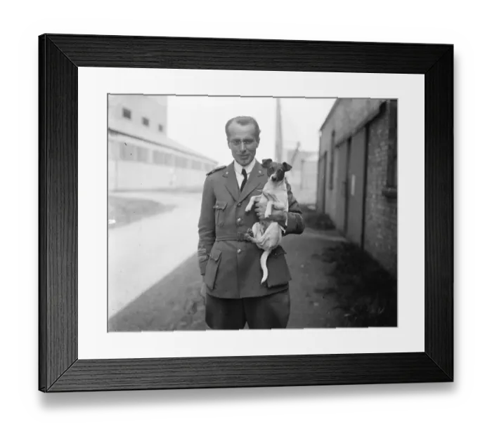 Framed Print : Amundsens airship Norge arrives at Pulham. Colonel Umberto Nobile and his dog Titina Framed Print : Amundsens airship Norge arrives at Pulham. Colonel Umberto Nobile and his dog Titina