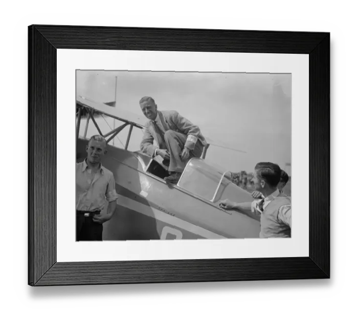 Framed Print : Mr W L Hope the first to reach Brooklands an the first lap of the Kings cup air race Framed Print : Mr W L Hope the first to reach Brooklands an the first lap of the Kings cup air race