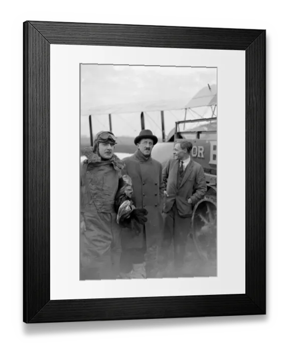 Framed Print : Sir Sefton Brancker (centre) with Mr Alan Cobham ( pilot ), left, and his machanic