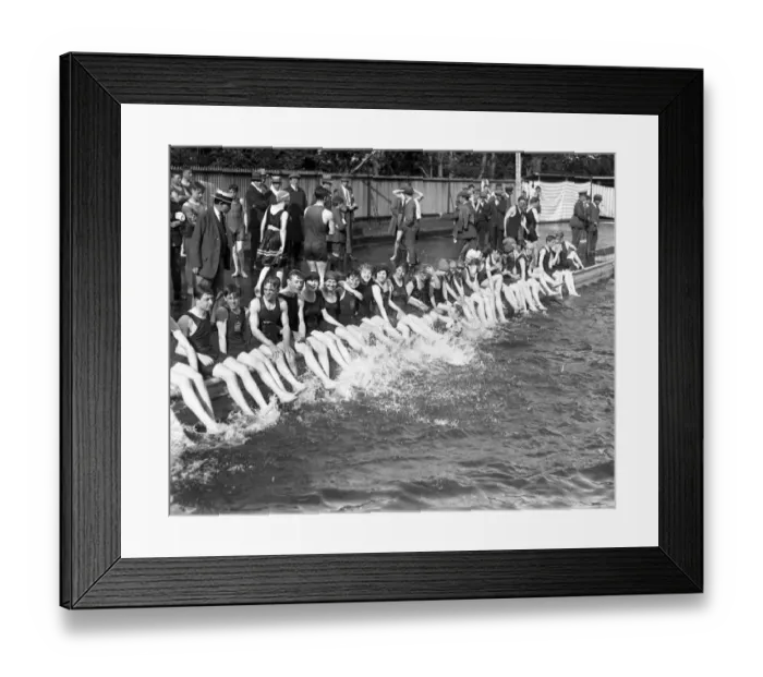 Framed Print : Swimmers making a splash at Tonbridge open air swimming baths. 23 June 1920