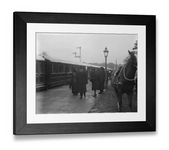 Framed Print : Queen Alexandras funeral at Sandringham. The King and Queen on the platform Framed Print : Queen Alexandras funeral at Sandringham. The King and Queen on the platform