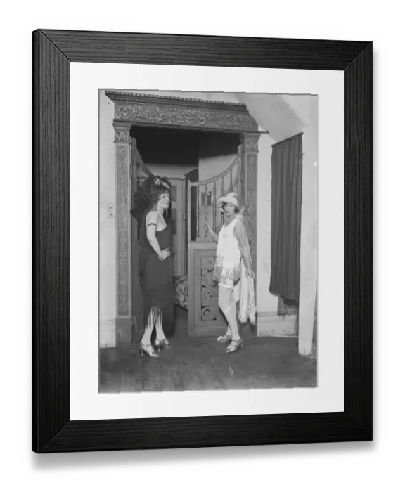 Framed Print : Canadian artist presented to the Queen. Mrs Macavity, the Canadian portrait painter