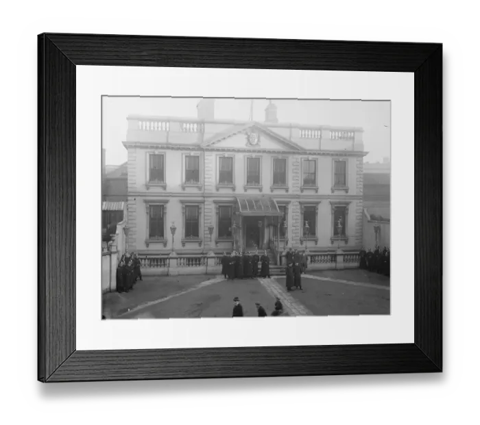 Framed Print : Mansion House, Dawson Street. Dublin. 1920 Framed Print : Mansion House, Dawson Street. Dublin. 1920
