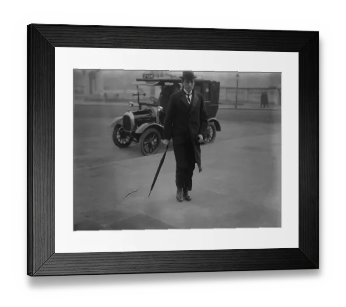 Framed Print : The new ministers at the Palace. Sir Arthur Steel Maitland ( Minister of Labour ) arriving
