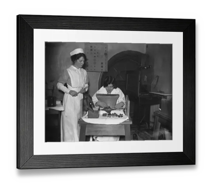 Framed Print : Radium treatment at the Radium Institute, Riding House Street, Portland Place, London Framed Print : Radium treatment at the Radium Institute, Riding House Street, Portland Place, London
