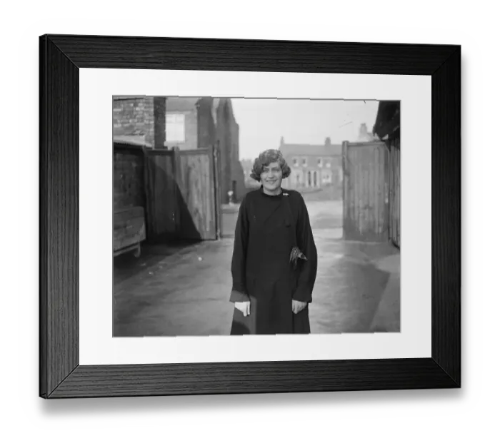 Framed Print : The Queen of the cobblers, Miss Doris Duke. 15 November 1928 Framed Print : The Queen of the cobblers, Miss Doris Duke. 15 November 1928