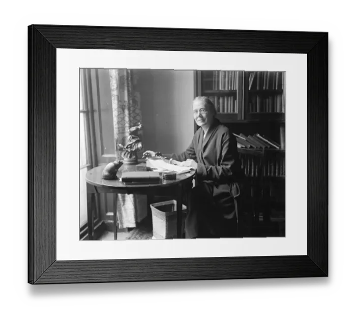 Framed Print : First woman Labour MP receives congratulations. Miss Susan Lawrence, the first Framed Print : First woman Labour MP receives congratulations. Miss Susan Lawrence, the first