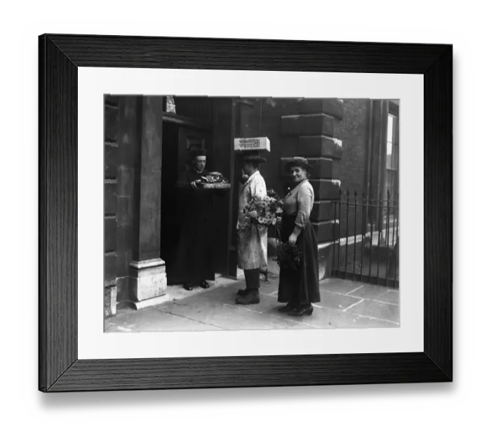 Framed Print : Billingsgate Market Fish Harvest Festival. A market porter calling at St Magnus