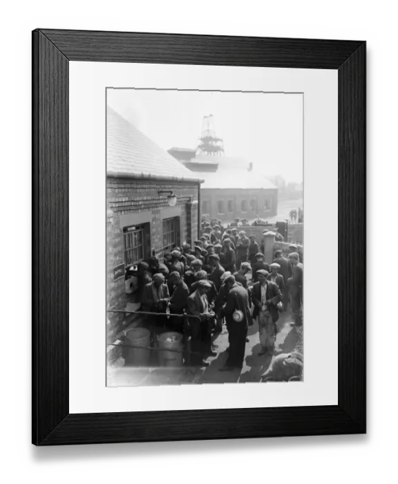 Framed Print : First wages paid out to Midland miners since dispute began. Clipston pit ( Notts ) Framed Print : First wages paid out to Midland miners since dispute began. Clipston pit ( Notts )