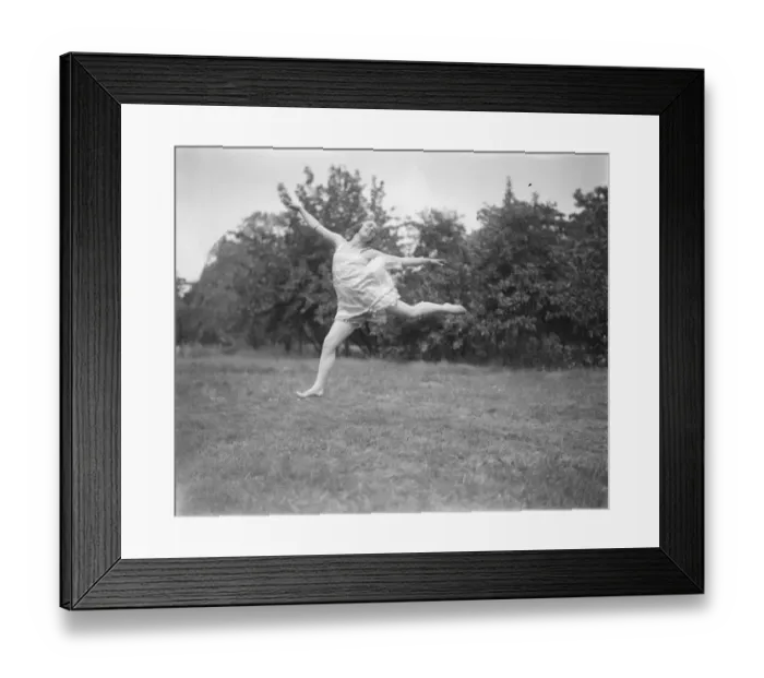 Framed Print : The poetry of motion, charming poses in beautiful Dulwich grounds. A flight of fancy Framed Print : The poetry of motion, charming poses in beautiful Dulwich grounds. A flight of fancy