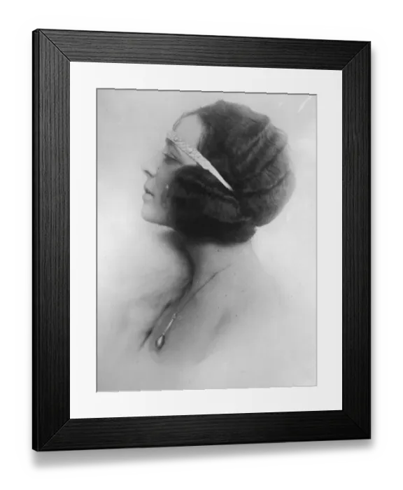 Framed Print : Spains most highly paid mannequin. The Countess Violette Dalley de Villalba