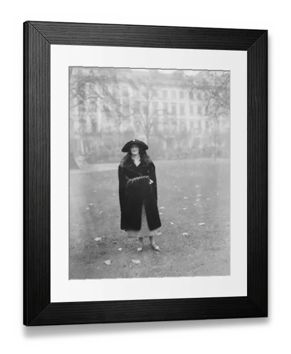 Framed Print : Mrs Winston Churchill goes to Dundee to fight her husbands political battle during Framed Print : Mrs Winston Churchill goes to Dundee to fight her husbands political battle during