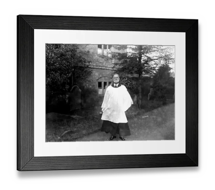 Framed Print : Mr William Moir of Victory Road, Chertsey, Surrey, who has sung for 70 years