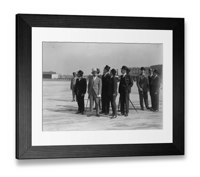 Framed Print : Sultan of Muscat at Croydon aerodrome. 20 September 1928