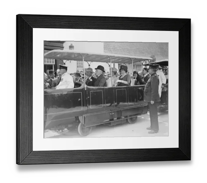 Framed Print : Royal visitors at Wembley. On the Royal railodock car, King George and King of Italy Framed Print : Royal visitors at Wembley. On the Royal railodock car, King George and King of Italy