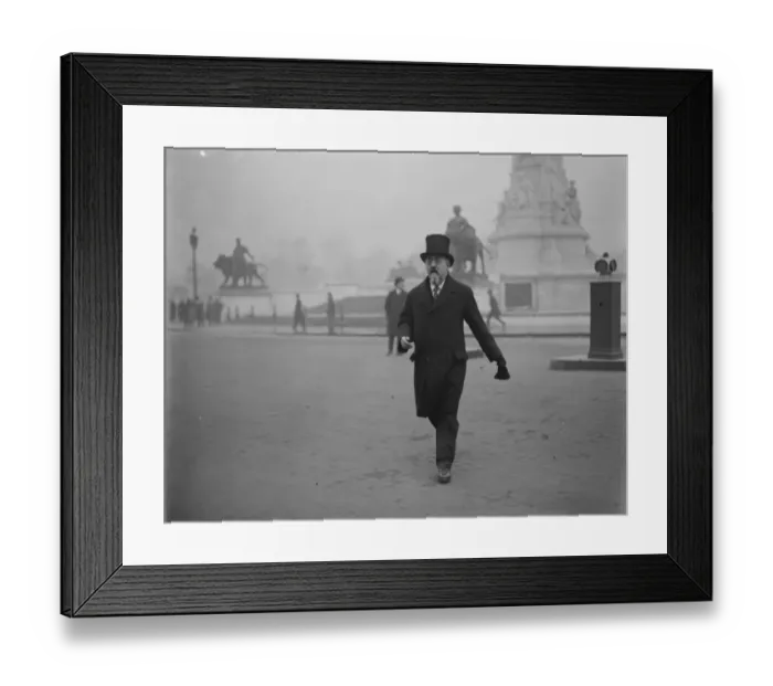 Framed Print : Retiring ministers give up seals of office. Mr Sydney Webb arriving. 7 November 1924 Framed Print : Retiring ministers give up seals of office. Mr Sydney Webb arriving. 7 November 1924